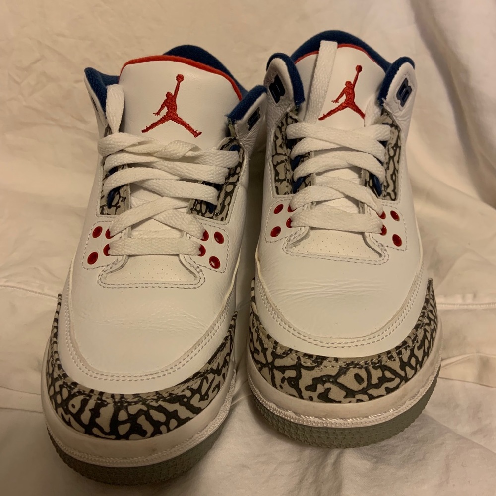Air Jordan 3 Retro in True Blue size 4Y